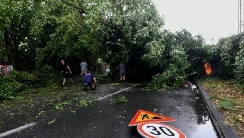 Stuhitë godasin Ballkanin  miliona euro dëme në bujqësi  mbi 100 automjete të dëmtuara në Shkup