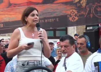 Pushoi nga puna dy bashkëpunëtorë, gjobitet me 300 mijë euro eurodeputetja që protestoi në Shqipëri