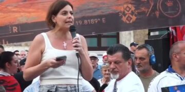 Pushoi nga puna dy bashkëpunëtorë, gjobitet me 300 mijë euro eurodeputetja që protestoi në Shqipëri