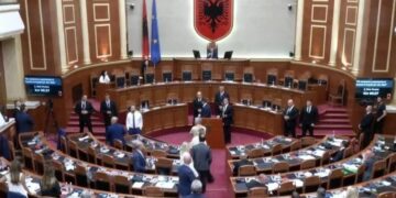 Nuk nisin ende pushimet për deputetët! Peleshi firmos urdhrin e ri, cakton ditën e hënë seancë plenare! Zbardhet rendi i ditës