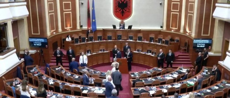 Nuk nisin ende pushimet për deputetët  Peleshi firmos urdhrin e ri  cakton ditën e hënë seancë plenare  Zbardhet rendi i ditës