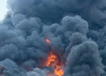Sulmohet me dron një rafineri nafte në Siberi, ndërhyjnë ekipet e emergjencës
