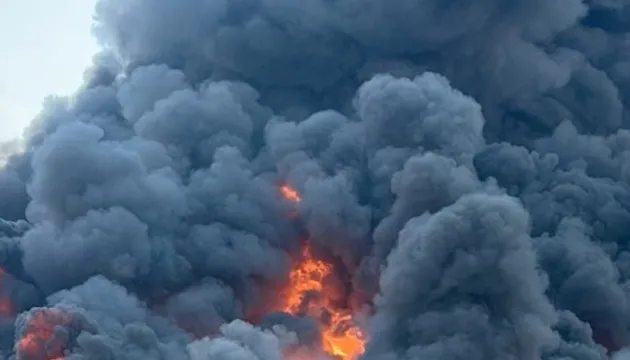 Sulmohet me dron një rafineri nafte në Siberi  ndërhyjnë ekipet e emergjencës
