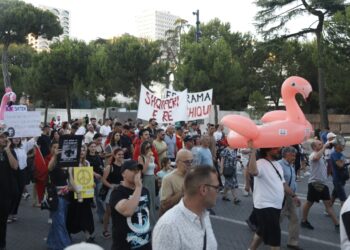 Dhuna në protestën para Parlamentit/ Nesër masa e sigurisë për dy protestuesit