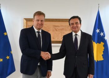 Çështja e gjyqtarëve dhe prokurorëve serbë, i dërguari i BE për dialogun Kosovë-Serbi takon Albin Kurtin