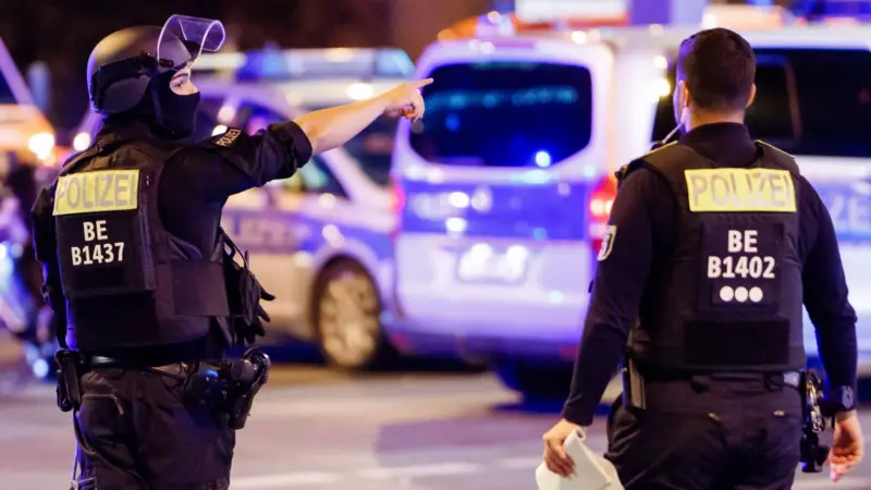Sulm në Paradën e Berlinit  makina futet mes turmës  Humb jetën një grua  16 të plagosur