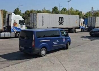 Aksident në portin e Durrësit, drejtuesi i një furgoni përplaset nga kamioni, transportohet në spital