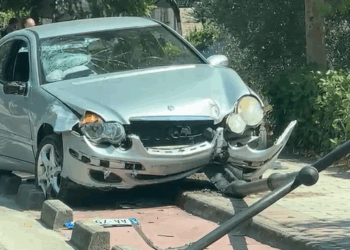 Përplasen dy makina në unazën e Patosit, plagoset bashkëshortja dhe fëmijët e një prej drejtuesve