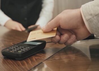 Bankat drejt digjitalizimit të plotë/ Studimi i BSH: Sfida kryesore është siguria kibernetike