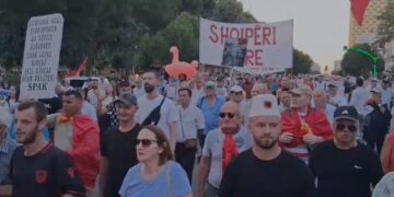 61 ditë protestë, qytetarët marshojnë sërish drejt Kryeministrisë