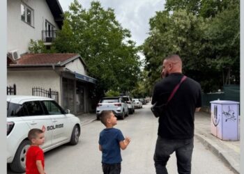 Gold AG hyn në të 40-at, bashkëshortja e surprizon me urimin e ëmbël