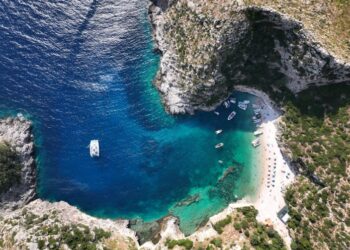 “Si Viaggia”: Gjiri i Gramës, perla e fshehur e Karaburunit që po mahnit botën