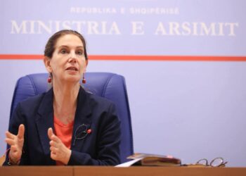 Afati mbyllet më 31 korrik/ Kumbaro apel prindërve: Regjistroni fëmijët në shkolla përmes e-Albania
