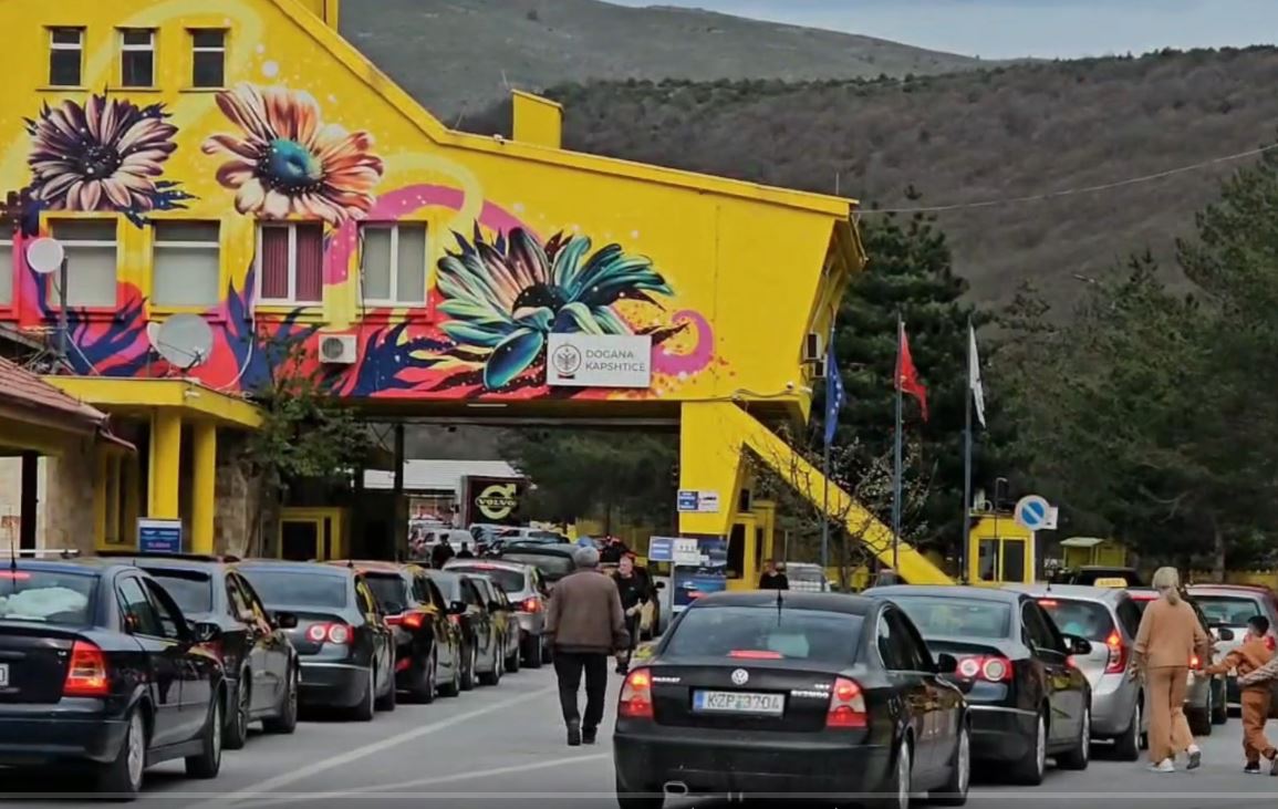 Kujdes nëse udhëtoni nesër drejt Greqisë  Pezullohet përkohësisht lëvizja e automjeteve në katër pika kufitare me Shqipërinë  Oraret 
