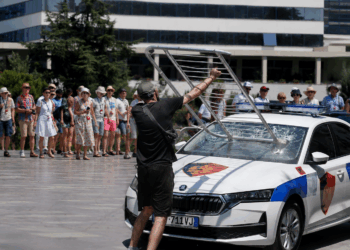 “Nis paqësisht, por…” / Protesta para Kuvendit, ambasada e SHBA paralajmëron amerikanët në Tiranë: Shmangni zonën!