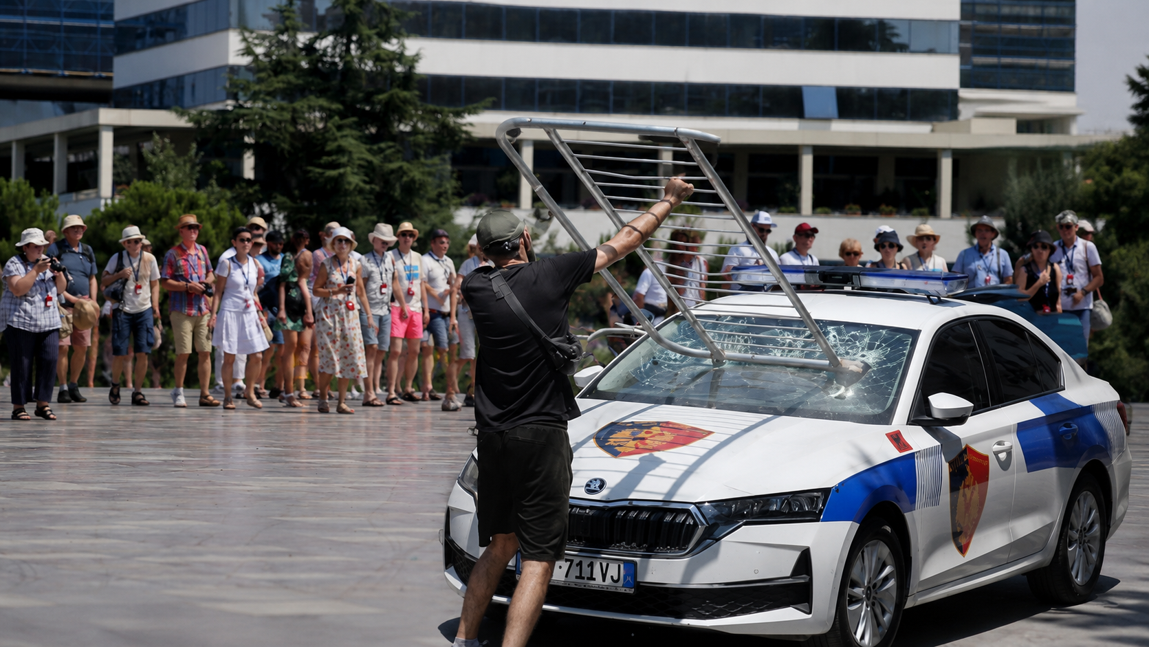  Nis paqësisht  por     Protesta para Kuvendit  ambasada e SHBA paralajmëron amerikanët në Tiranë  Shmangni zonën 