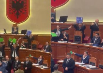 VIDEO/ Momenti kur Rama largohet nga Kuvendi, opozita hedh shishe dhe karton në drejtim të kryeministrit