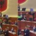 VIDEO/ Momenti kur Rama largohet nga Kuvendi, opozita hedh shishe dhe karton në drejtim të kryeministrit