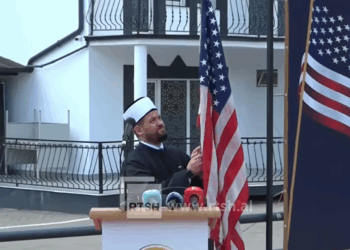 VIDEO / Ndodh në Prishtinë! Flamuri amerikan ngrihet në oborrin e xhamisë