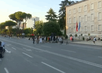 Protesta hyn në ditën e 37-ë, qytetarët protestojnë para Kryeministrisë