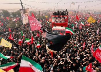 Si po e kthen Irani varrimin e Khameneit në shfaqje force