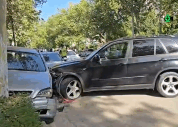 Aksident në Unazën e Fierit/ BMW del nga rruga dhe përplaset me dy makina të parkuara, plagoset drejtuesi