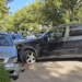 Aksident në Unazën e Fierit/ BMW del nga rruga dhe përplaset me dy makina të parkuara, plagoset drejtuesi