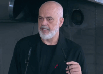 “Një vend nuk mbrohet nga ligjet e muret”, Rama me zjarrfikësit: Në fund të vitit presim tre avionë…