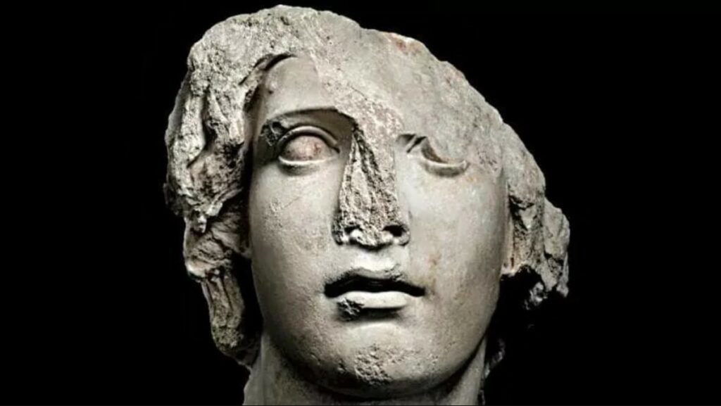 Një shekull në  arrati   si u rikthye në Itali koka e Aleksandrit të Madh