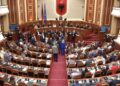 Seancë plenare, protestë para Kuvendit dhe masa sigurie, çfarë pritet të ndodhë nesër në Tiranë?