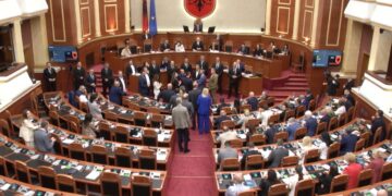 Seancë plenare, protestë para Kuvendit dhe masa sigurie, çfarë pritet të ndodhë nesër në Tiranë?