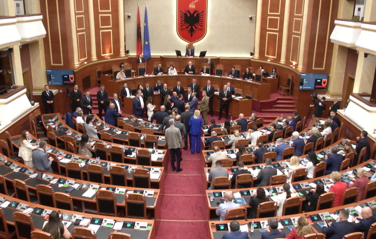 seance-plenare-proteste-para-kuvendit-dhe-masa-sigurie-cfare-pritet-te-ndodhe-neser-ne-tirane