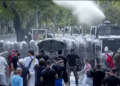 Protestuesit ‘harrojnë’ Berishën! “Luftë” me ujë e gurë para Parlamentit. Plagosen disa efektivë!