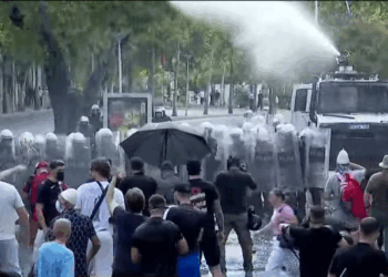 Protestuesit ‘harrojnë’ Berishën! “Luftë” me ujë e gurë para Parlamentit. Plagoset një efektiv! Balla: Gjaku i shtetit…