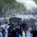 Protestuesit ‘harrojnë’ Berishën! “Luftë” me ujë e gurë para Parlamentit. Plagoset një efektiv! Balla: Gjaku i shtetit…