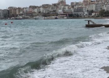 Vlora, Saranda, Ksamili dhe Borshi në alarm për motin, ndalohen disa mjete lundruese për shkak të kushteve të këqija, ja çfarë duhet të dini!
