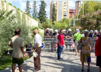 Protestuesit hedhin lëndë plasëse jashtë ambienteve të Parlamentit, lëndohet një tjetër polic