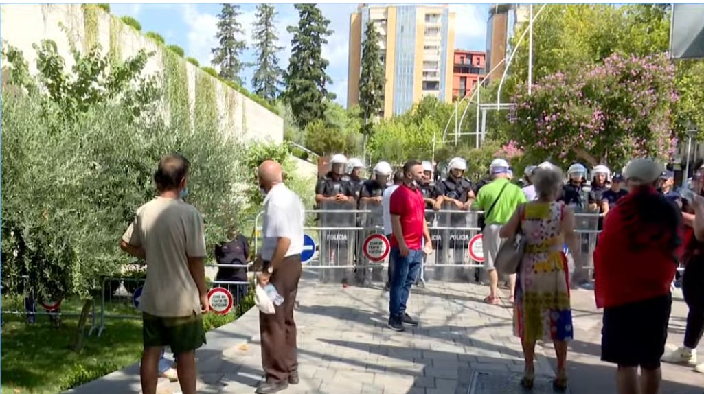 Protestuesit hedhin lëndë plasëse jashtë ambienteve të Parlamentit  lëndohet një tjetër polic