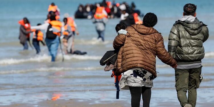Katër emigrantë humbin jetën gjatë përpjekjes për të kaluar kanalin e La Manshit në Britani -