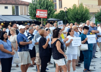 VIDEO / Reforma Territoriale, protestë në Urën Vajgurore: Mos e prekni qytetin e lashtë, nuk do ta lejojmë!