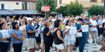 VIDEO / Reforma Territoriale, protestë në Urën Vajgurore: Mos e prekni qytetin e lashtë, nuk do ta lejojmë!
