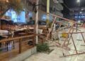 Moti i keq shkakton dëme në jug! Erërat e forta prishin çadrat në Vlorë, në Sarandë rrëzohet pema mbi automjete