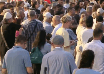 Dita e 58-të, protestuesit mblidhen para Kryeministrisë