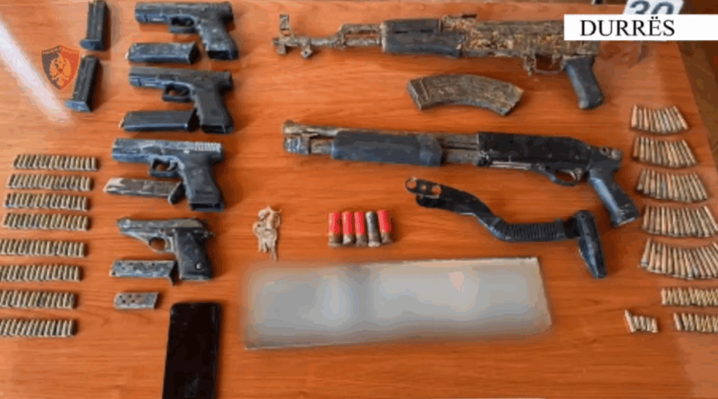 Zbulohet arsenal armësh në Durrës! Arrestohet 20-vjeçari, dyshohet se furnizonte grupet kriminale