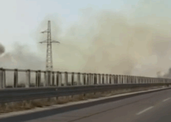 Zjarr pranë autostradës Fier-Vlorë, tymi i dendur vështirëson qarkullimin