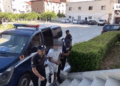 Arrestohet një person në Lushnjë, vodhi paratë dhe laptopin e një lokali, pastaj i vuri flakën