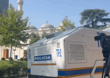 VIDEO / Seanca plenare, Policia me masa të shtuara sigurie, auobotë me ujë te Kuvendi