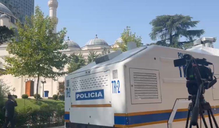 VIDEO   Seanca plenare  Policia me masa të shtuara sigurie  auobotë me ujë te Kuvendi