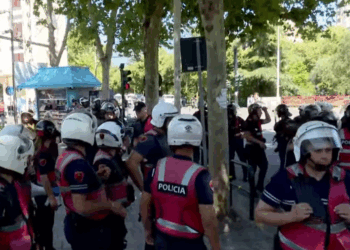 Policia shoqëron 4 protestues të tjerë, tensionohet sërish situata jashtë Parlamentit