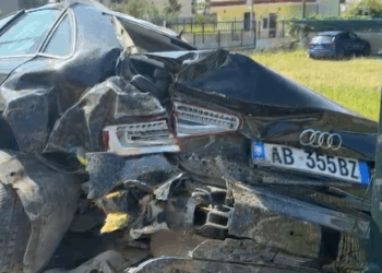 Aksident i rëndë në aksin Lezhë–Shëngjin, 31-vjeçari humb kontrollin e “Audi”-t dhe përplaset me murin e dy makina të parkuara